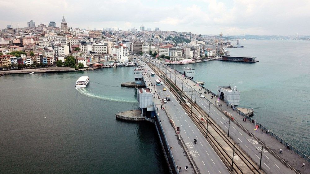 İstanbul Galata Köprüsü'nde maskeler de oltalar da hazır