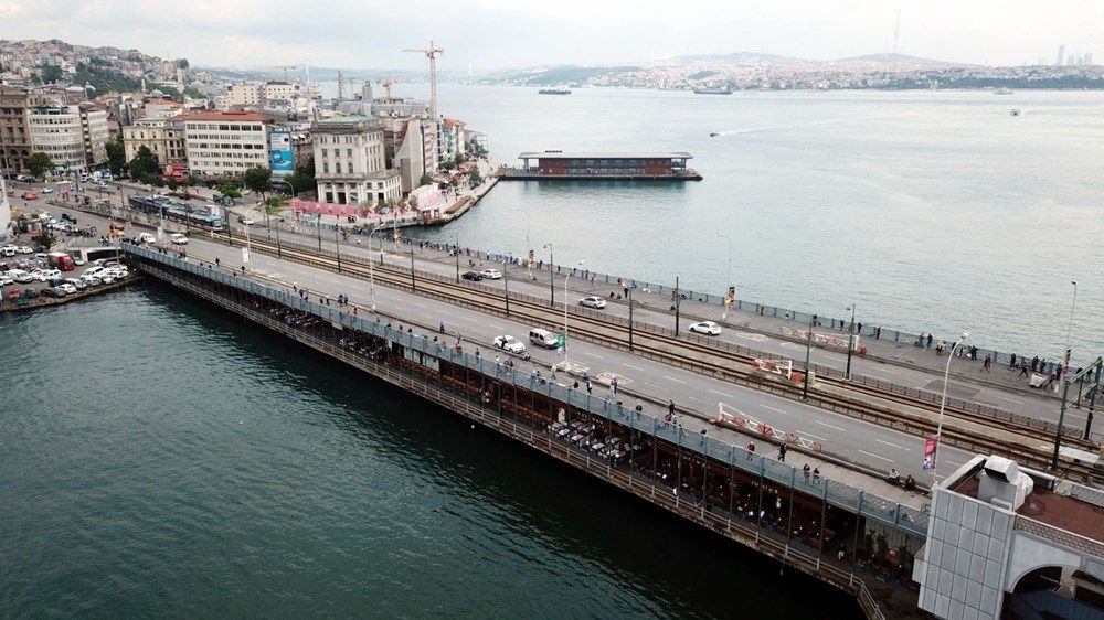 İstanbul Galata Köprüsü'nde maskeler de oltalar da hazır