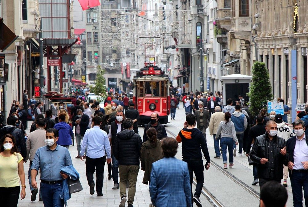 İstanbul İstiklal Caddesi'nde sosyal mesafe kuralları hiçe sayıldı