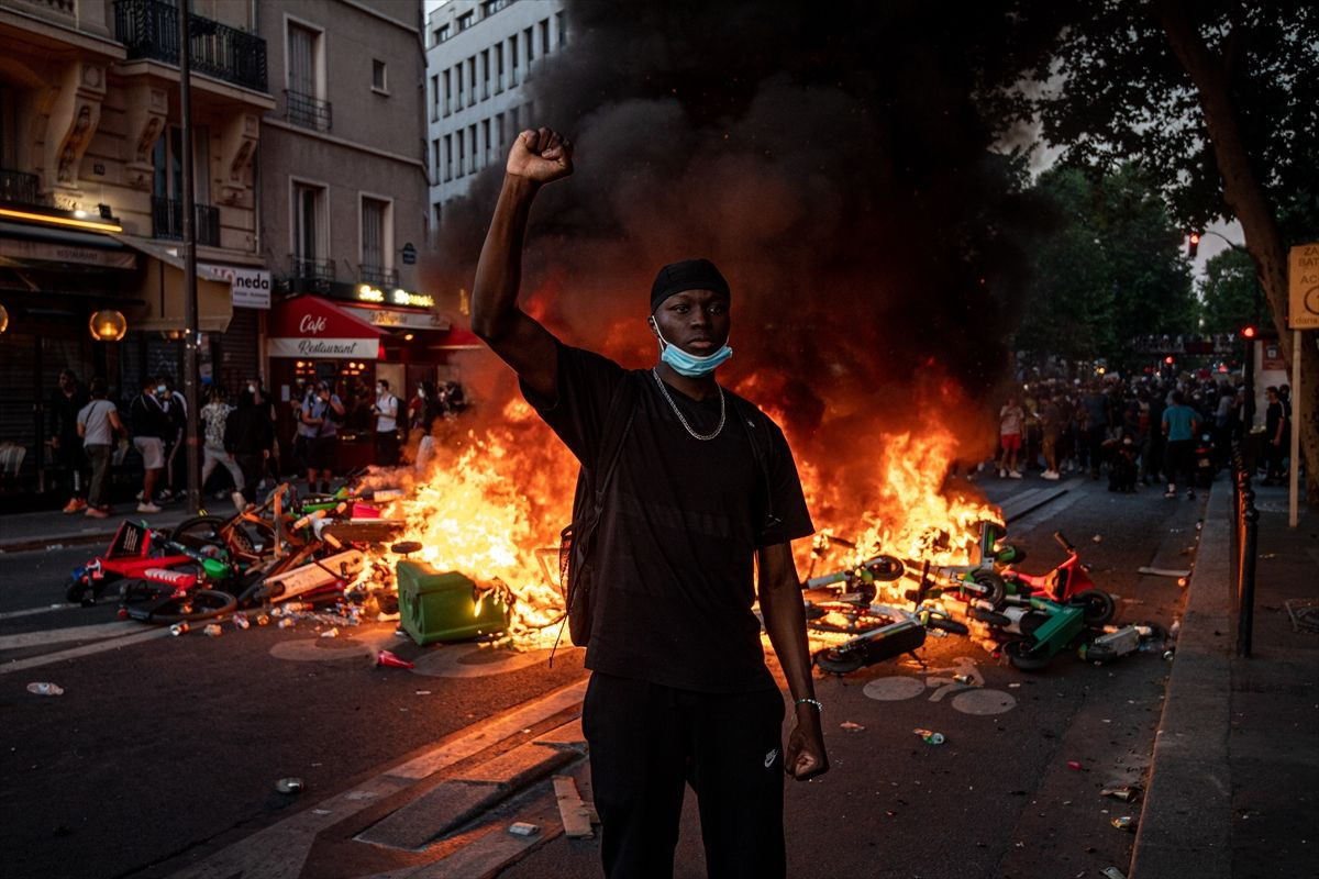 ABD'den sonra Fransa da karıştı! Eylemciler polisle çatışıyor