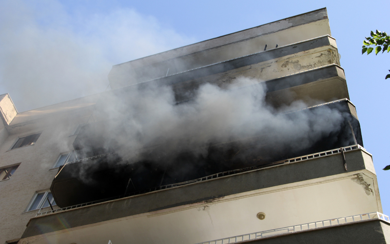 Diyarbakır’da yangın, ev kül oldu, apartman tahliye edildi