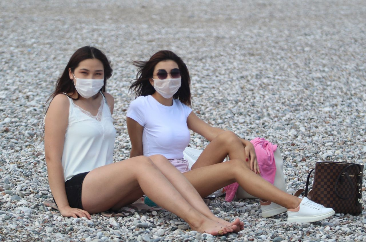 Korona kimin umrunda! Antalya'da maskeli güneşlenme dönemi