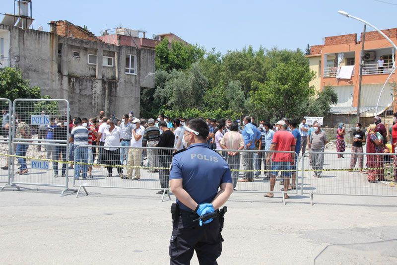 Antalya'da mahallede karantina gerilimi polise taş attılar