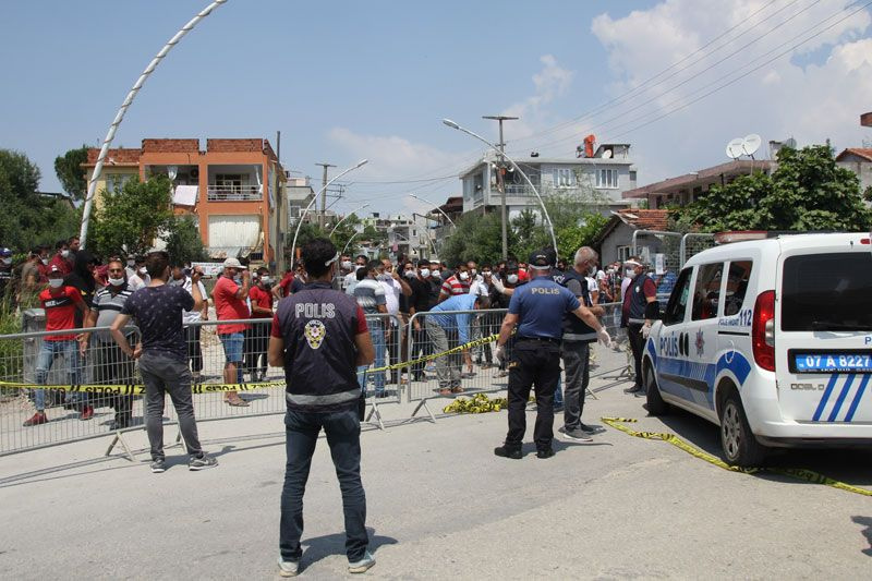 Antalya'da mahallede karantina gerilimi polise taş attılar