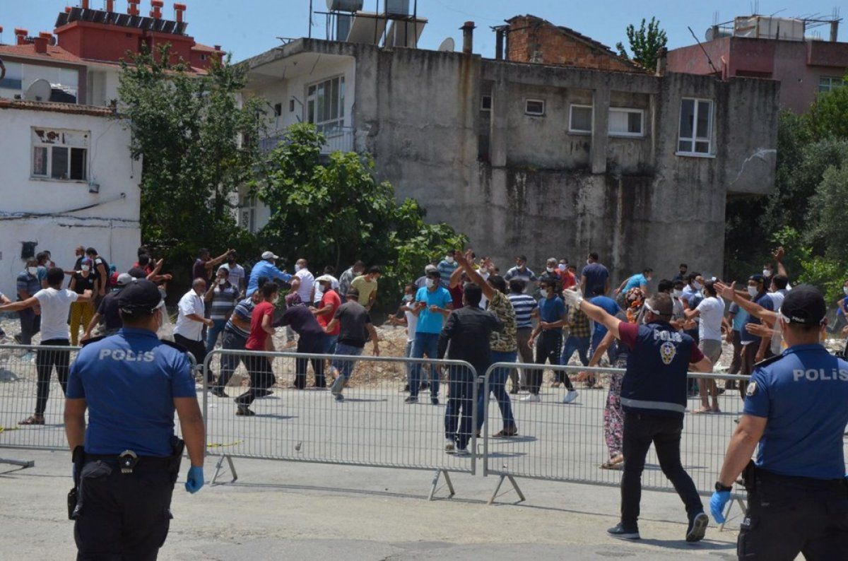 Antalya'da karantina uzatıldı, mahalleli polisi taşladı