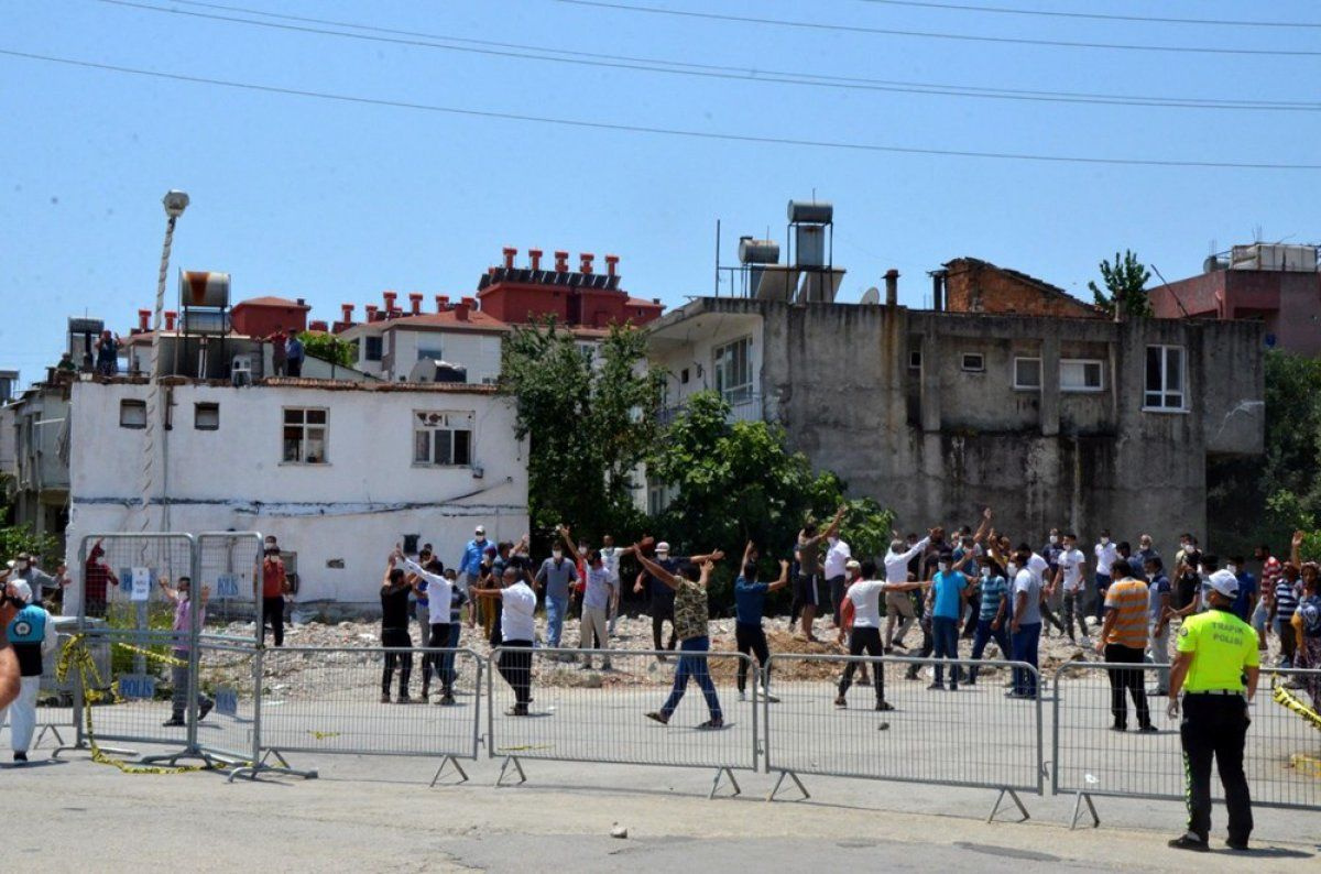 Antalya'da karantina uzatıldı, mahalleli polisi taşladı