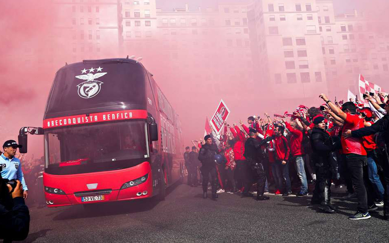 Benfica takım otobüsüne çirkin saldırı!