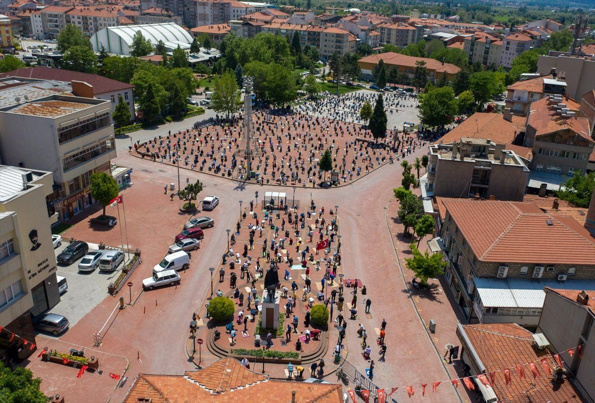 İbadet aşkı engel tanımaz Kütahya'da cuma namazı şehrin meydanında kılındı