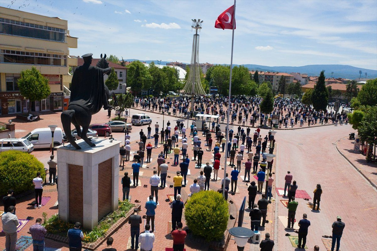 İbadet aşkı engel tanımaz Kütahya'da cuma namazı şehrin meydanında kılındı