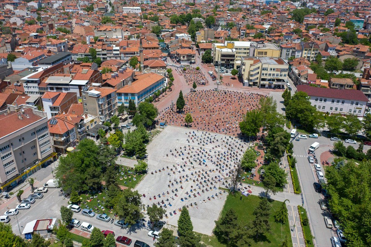 İbadet aşkı engel tanımaz Kütahya'da cuma namazı şehrin meydanında kılındı