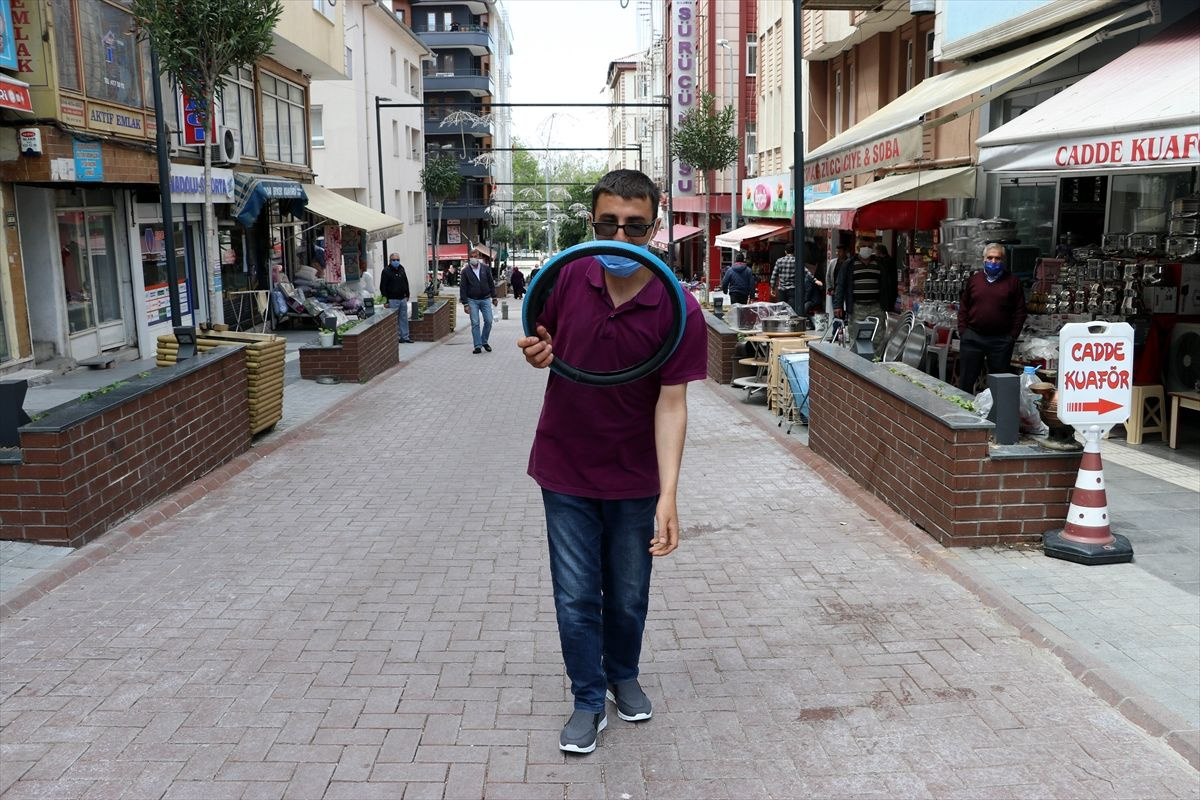 Amasyalı 'Şoför Ahmet' direksiyon kılıfıyla ilçeyi sokak sokak geziyor