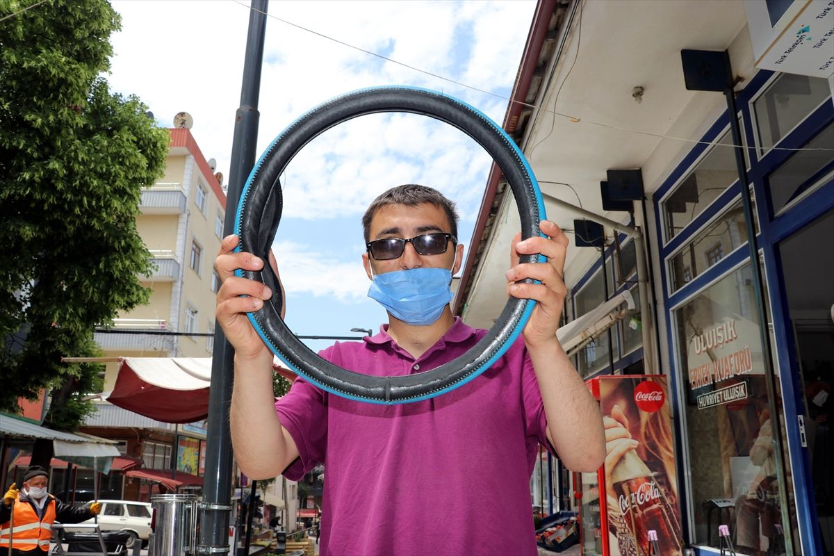 Amasyalı 'Şoför Ahmet' direksiyon kılıfıyla ilçeyi sokak sokak geziyor