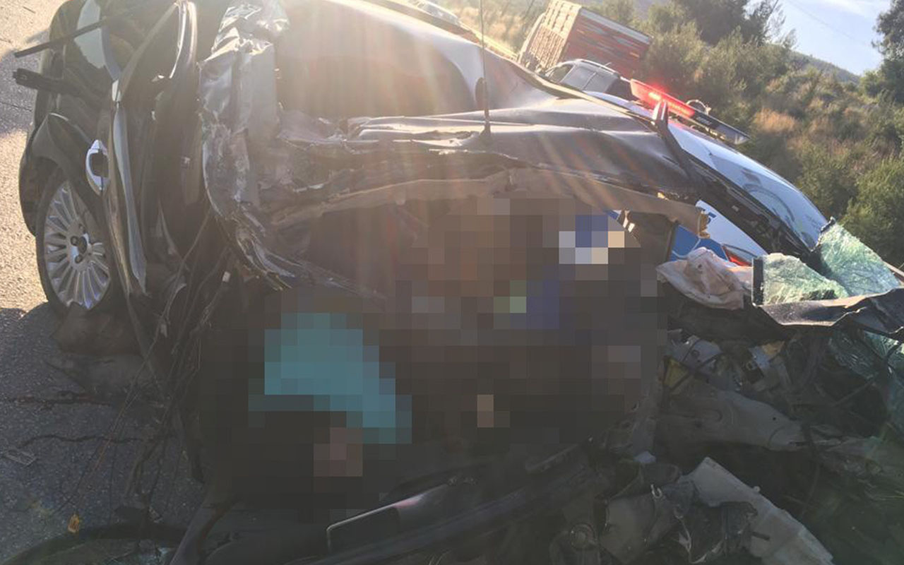 Mersin'de otomobil tıra çarptı: 3 ölü, 1 kişi yaralandı