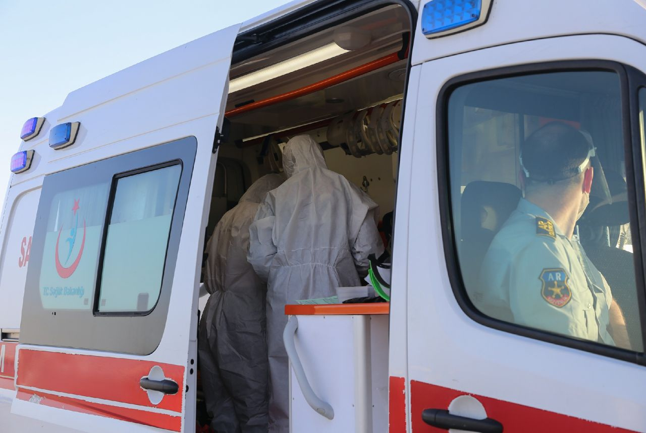 Türkiye'de tedavi olmak isteyen hasta ambulans uçakla Bakü'den İstanbul'a getirildi