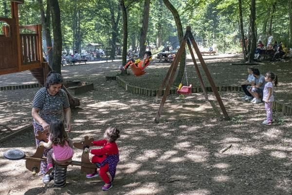 Belgrad Ormanı tıka basa doldu uzun araç kuyrukları oluştu