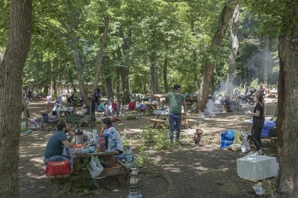 Belgrad Ormanı tıka basa doldu uzun araç kuyrukları oluştu