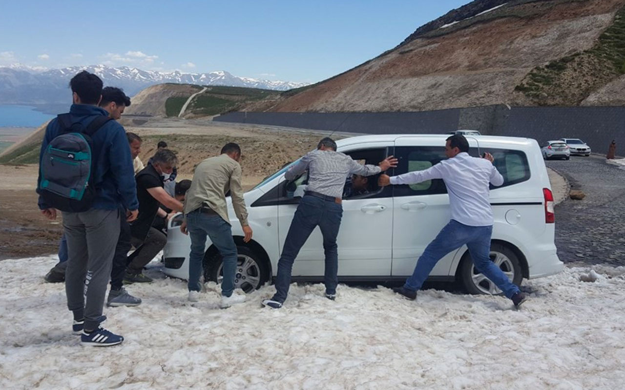 Yaz günü Bitlis'te büyük sürpriz! Onlarca araç karda mahsur kaldı