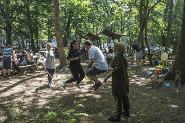 Belgrad Ormanı tıka basa doldu uzun araç kuyrukları oluştu