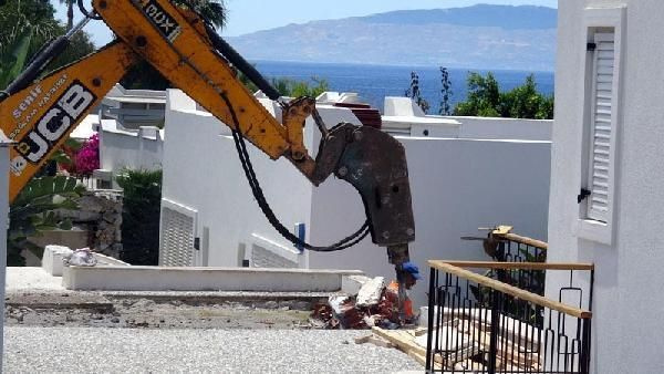 Yılmaz Özdil'in villasındaki kaçak eklentilerin yıkımı 10'uncu günde tamamlandı