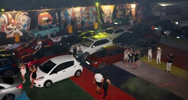 Alanya'da araç partisi! Sadece araçlar sosyal mesafeye uydu