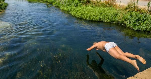 Antalya'da sıcaktan bunalanlar denizde ve kanallarda yüzdü