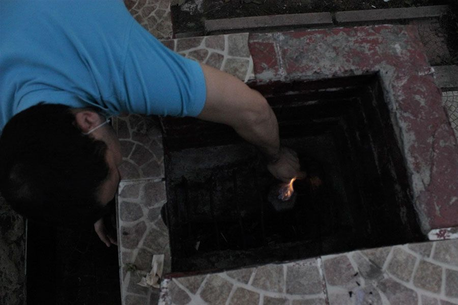 Bursa'da görenler gözlerine inanamıyor alev alev yanan çeşmeden kana kana su içiyorlar