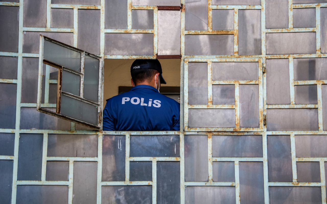 Antalya'da postacı kokuyu fark edince yalnız yaşayan avukat ölü bulundu