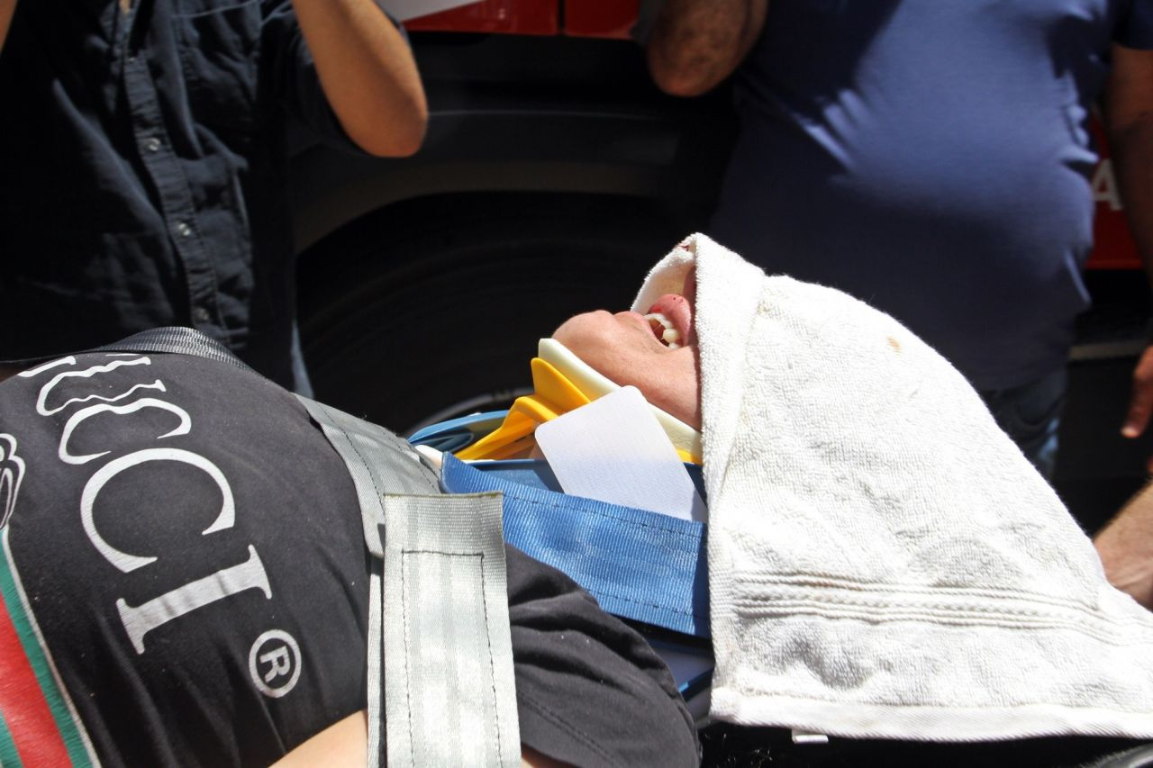 Antalya'da hamile kadın cam silerken dükkanın tentesine düştü