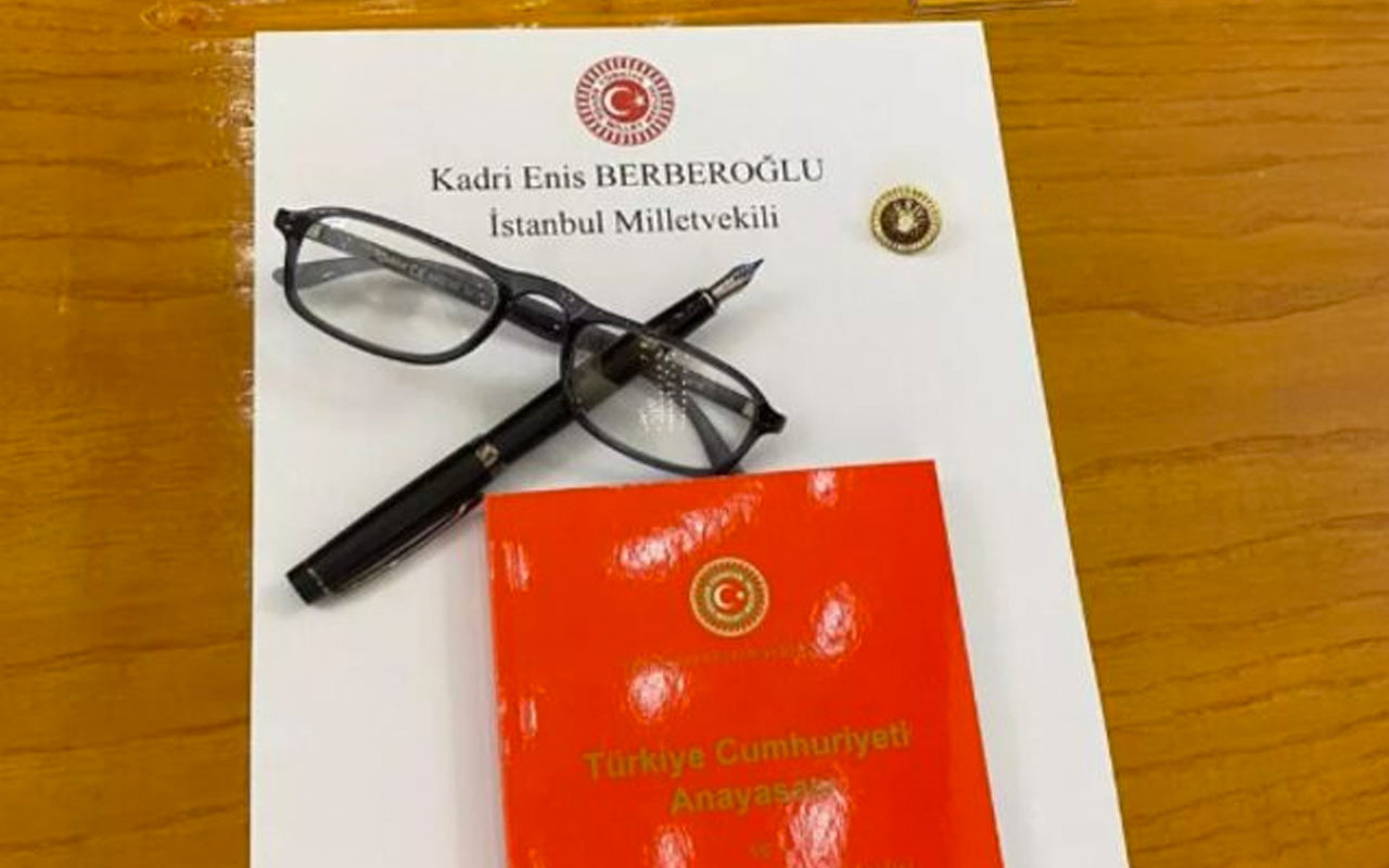 CHP Grup Toplantısı'nda Enis Berberoğlu'nun sırasına gözlük ve kol düğmesi koyuldu