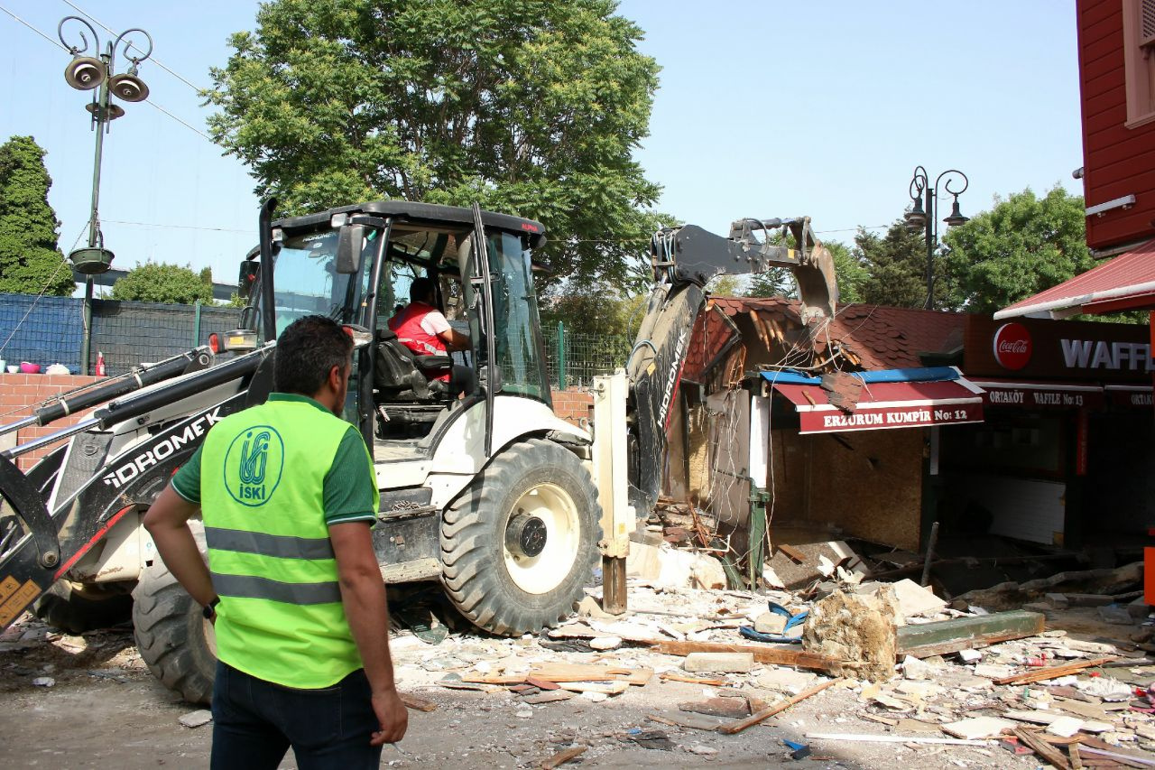 İstanbul Ortaköy kumpirciler çarşısında dükkanlar yıkılıyor