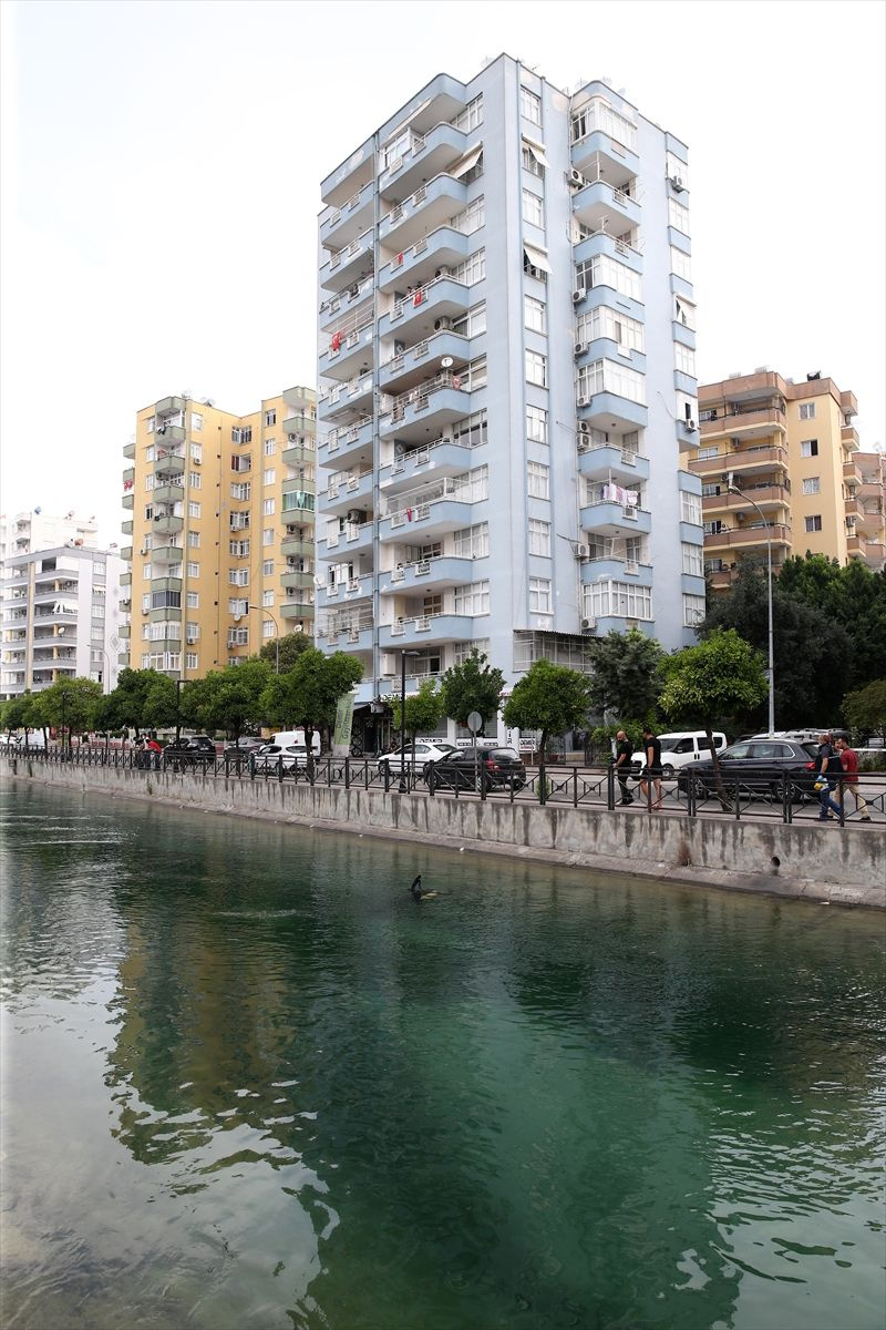 Adana'da polisi gören FETÖ'cü üstündekileri su kanalına attı