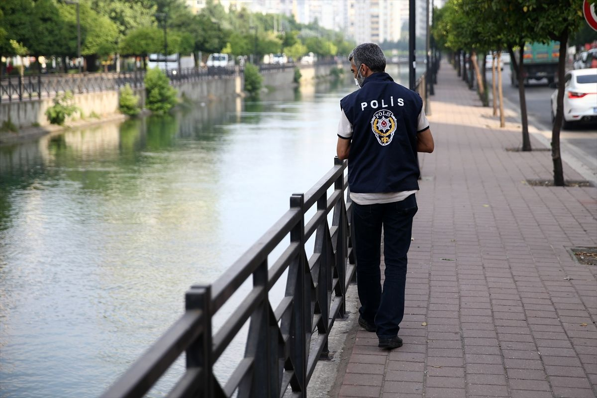 Adana'da polisi gören FETÖ'cü üstündekileri su kanalına attı