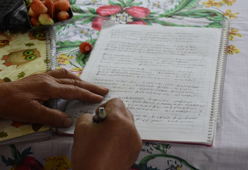 Sivas'ta 60'ında ilkokulu 63'ünde ortaokulu bitirdi 67 yaşında şiir kitabı çıkardı