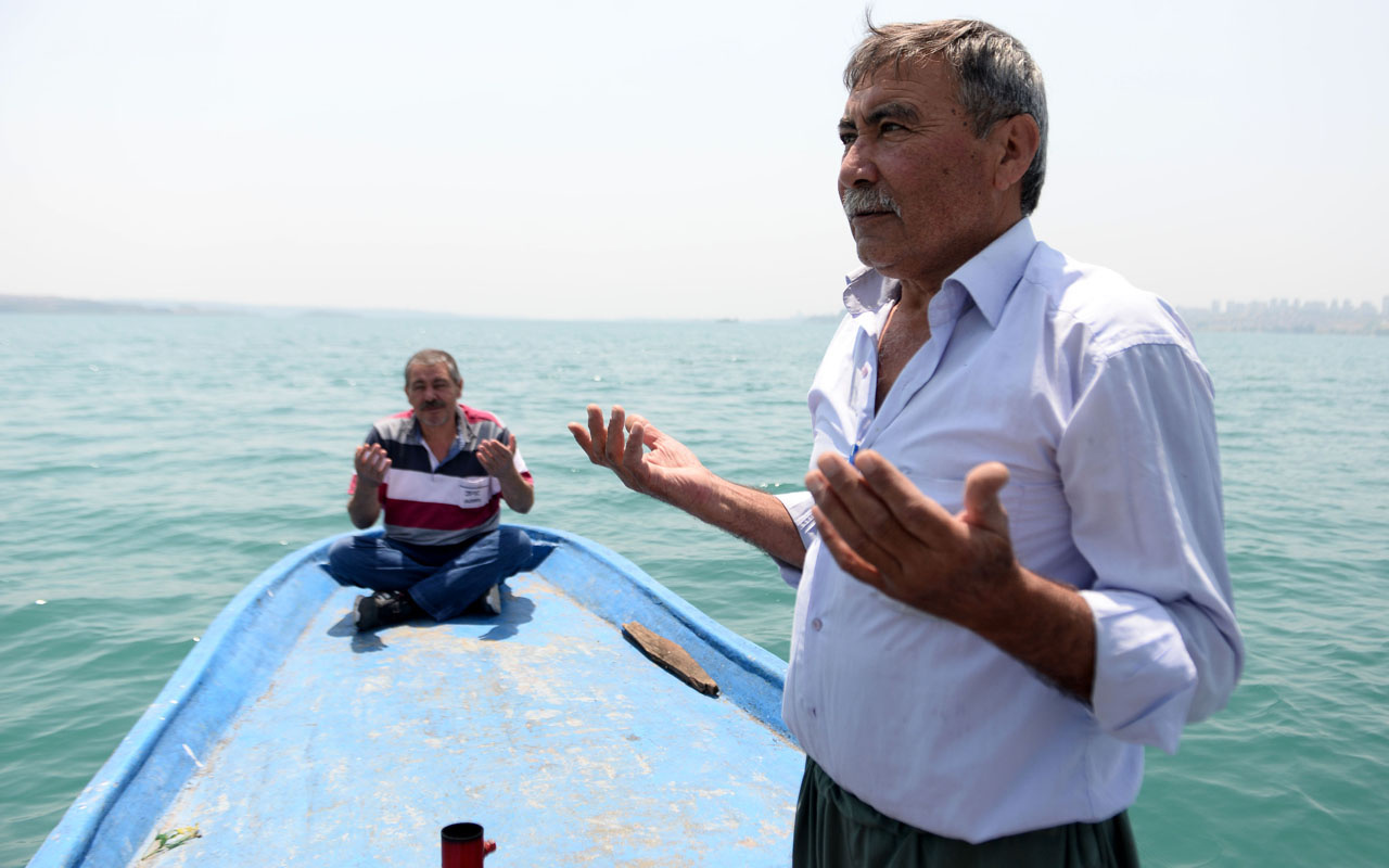 Adana'da göle kayıkla açılıp Fatiha okuyorlar! Bakın sebebi ne