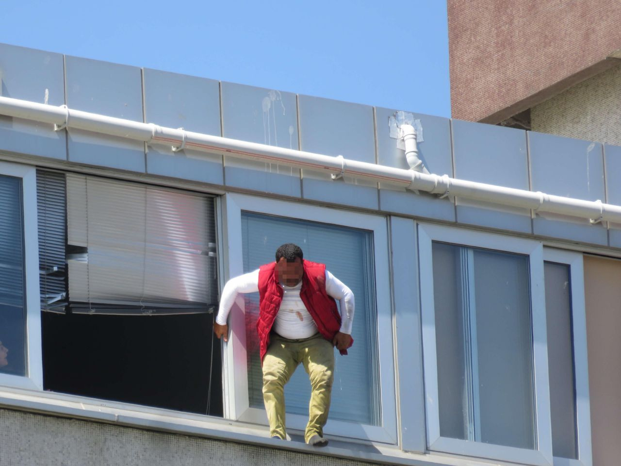 İstanbul Kadıköy Belediyesi binasında intihar girişimi