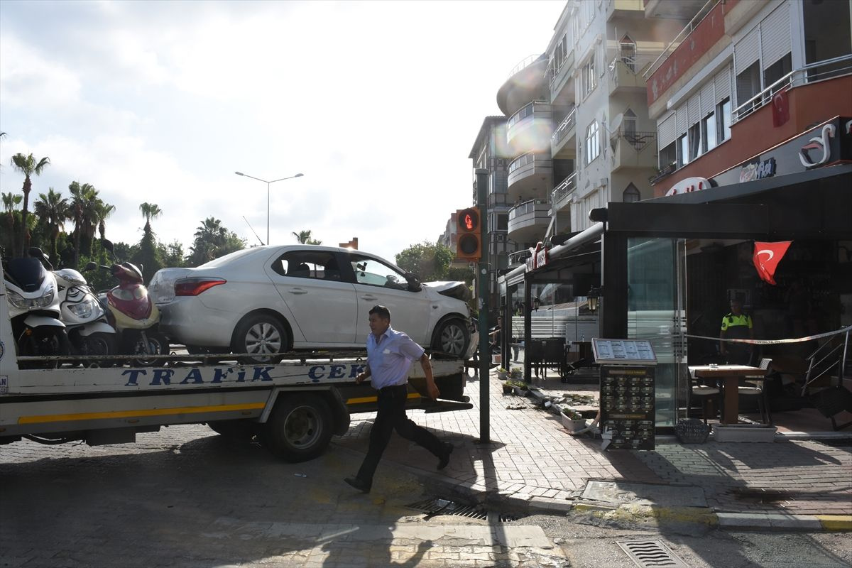 Antalya'da kaldırıma çıkan araba şarkıcı Lara Keskin'e çarptı
