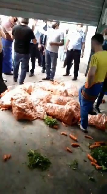 Esenyurt'ta pazarcı protestosu! Vatandaş dökülen sebzeleri kapış kapış topladı