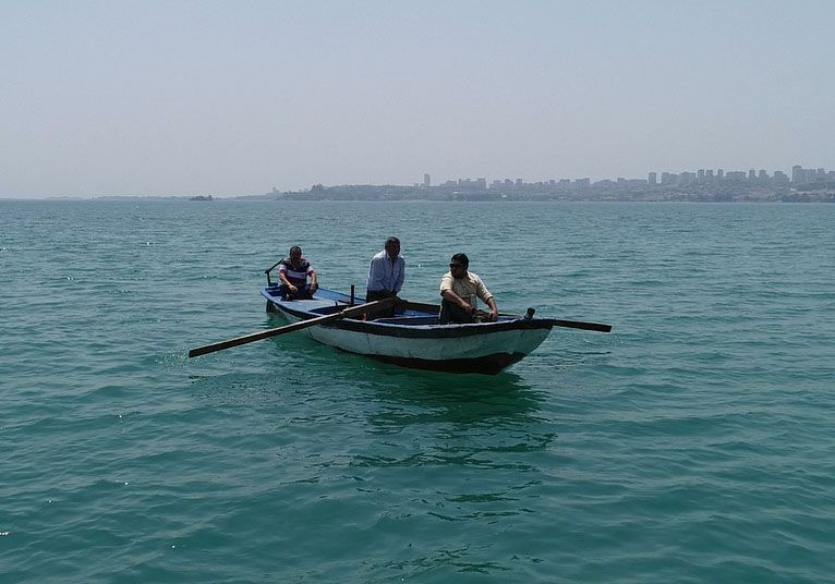 Adana'da göle kayıkla açılıp Fatiha okuyorlar! Bakın sebebi ne