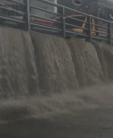 İzmir'de yağmur hayatı felç etti! Vatandaşlardan tepki yağdı