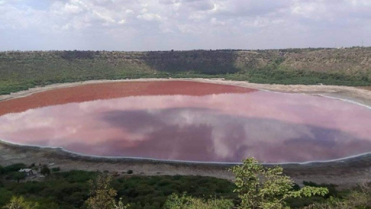 Göktaşıyla oluşan Hindistan'daki Lonar Gölü pembe renge döndü