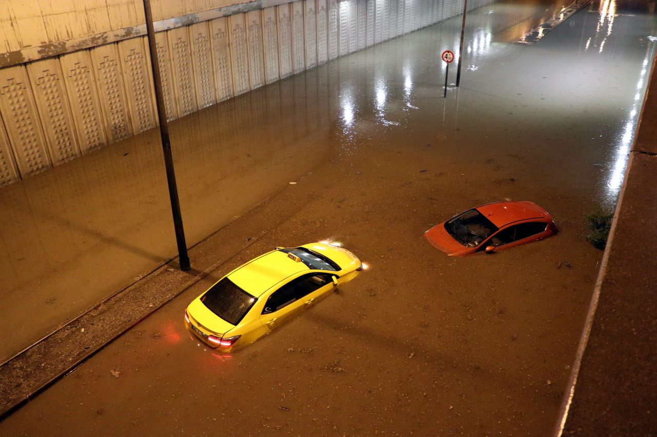 Ankara'da sağanak yağış hayatı felç etti