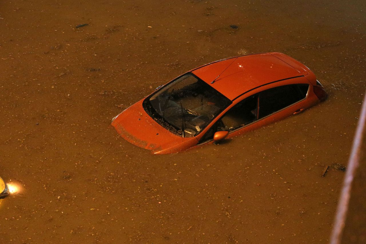 Ankara'da sağanak yağış hayatı felç etti