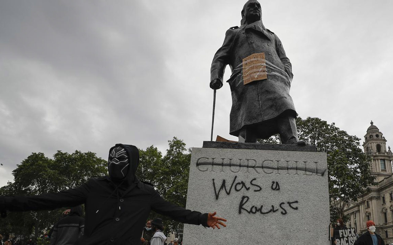 Irkçılık karşıtı yeni gösteriler öncesi Churchill'in heykeli korumaya alındı