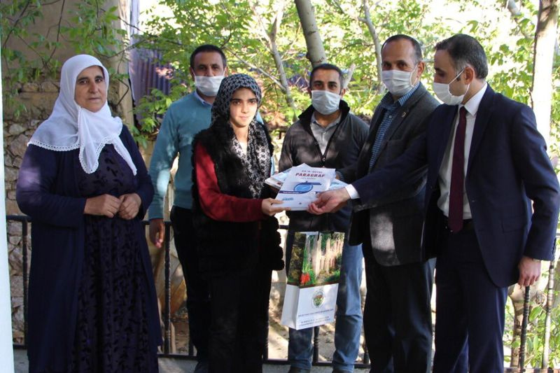 Şemdinli Belediye Başkanı Tahir Saklı'da koronavirüs çıktı ev ev gezmiş