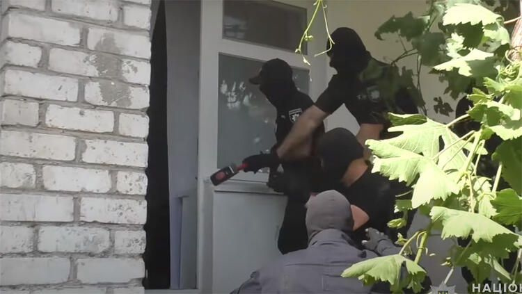 Ukrayna'da canlı yayında porno film çekenleri polis bastı