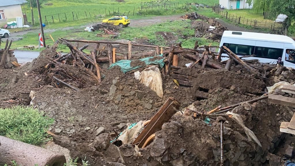 Bingöl'deki depremde iki köyde evler yıkıldı