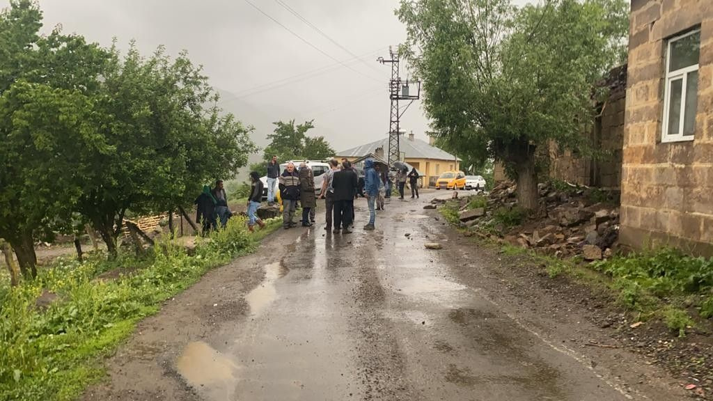 Bingöl'deki depremde iki köyde evler yıkıldı