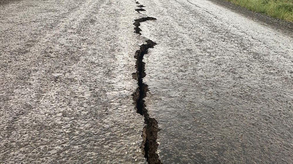 Bingöl Karlıova'daki 5,7 büyüklüğünde depremden ilk görüntüler