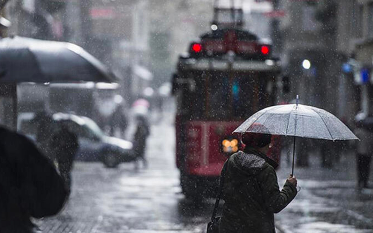 İstanbullular dikkat! Meteoroloji saat verip sağanak uyarısı yaptı
