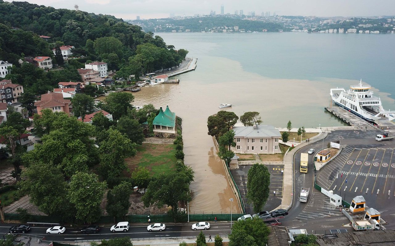 Beykoz'da yağmur bastırdı! İstanbul Boğazı'na çamurlu su aktı